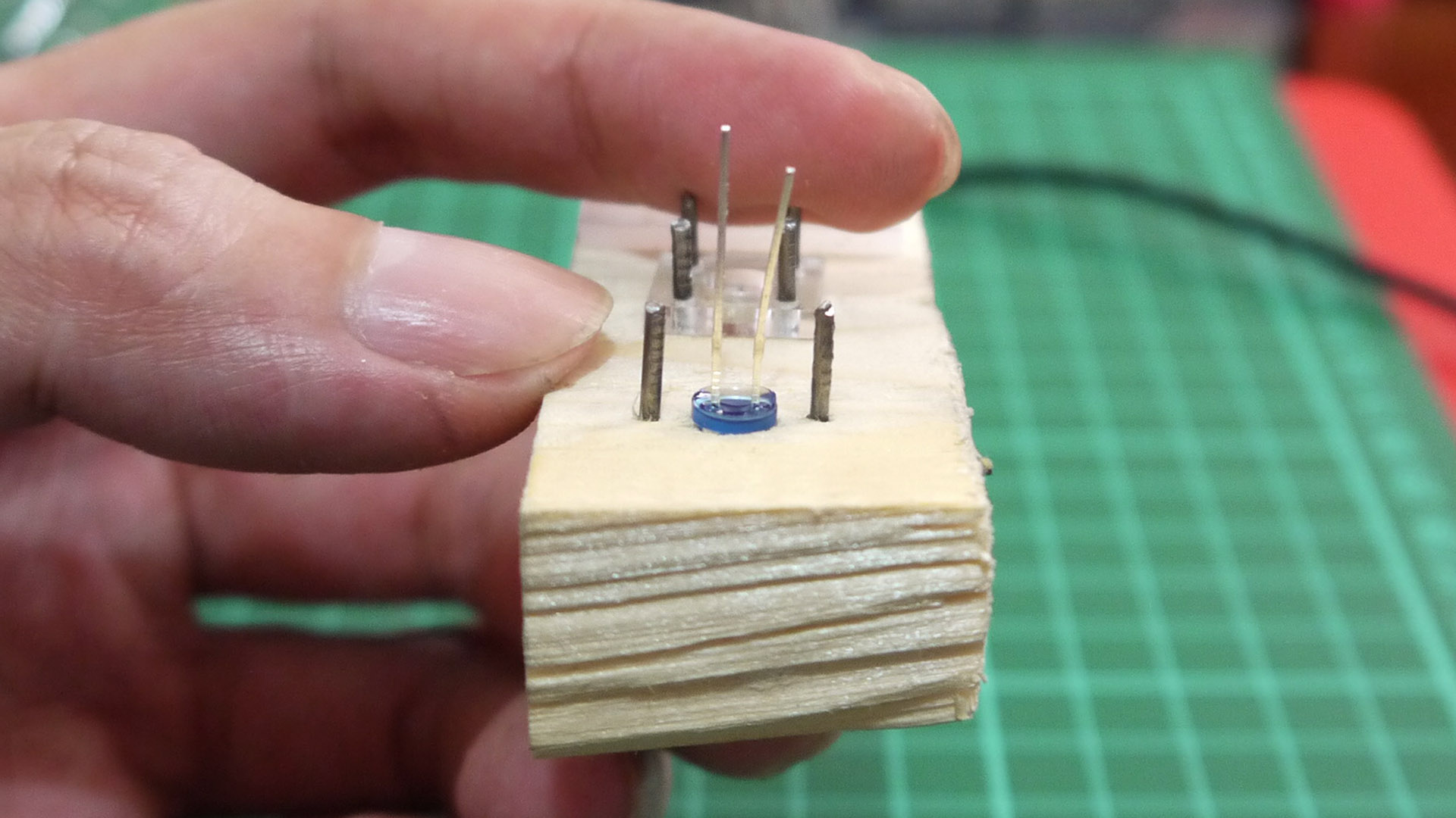 Left : Anode, Right : Cathode